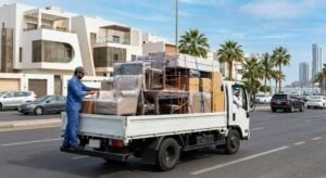 فريق عمل محترف يقوم بتغليف ونقل الأثاث بعناية فائقة ضمن خدمات نقل عفش حي الواحة لضمان حماية الممتلكات ووصولها بأمان تام وبدون أي خدوش.