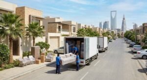 فريق عمل محترف يقوم بتغليف ونقل الأثاث بعناية فائقة ضمن خدمات نقل عفش حي الجامعة بجدة لضمان حماية الممتلكات ووصولها بأمان تام وبدون أي خدوش.