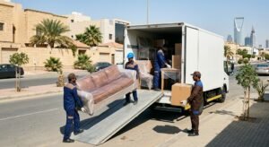 فريق متخصص يقوم بفك وتغليف ونقل العفش بأمان واحترافية ضمن خدمات نقل عفش حي الزهراء بجدة